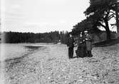 Ruben Liljefors med Roland Petersen och Marie Pauline Egelind Petersen i stranden vid vattendrag, sannolikt i Sverige