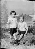Barnporträtt - två pojkar, Östhammar, Uppland