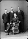 Ateljéporträtt - fyra män, Östhammar, Uppland 1924