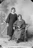 Två unga kvinnor, Östhammar, Uppland