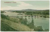 Kävstabron (den träbro, som byggdes 1888) vid Indal, Indalsälven. I bakgrunden västerut skymtar Hallstaberget. Kolorerat vykort efter ett foto av N G Nilsson.