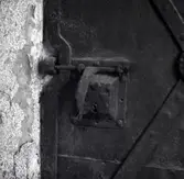 En låsanordning på en dörr i Kalmar i kvarteret Domprosten.