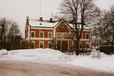 Vetlanda församlingsgård i ett vinterlandskap.