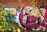 Graffiti på pappersbruket Papyrus fabriksområde i Forsåker, Mölndal, den 4/11 2014. Fotodokumentationen gjordes under perioden mellan pappersbrukets avveckling och områdets nyexploatering. Området var under denna tid populärt bland ungdomar som ville uttrycka sig konstnärligt med graffiti.