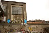 Graffiti på pappersbruket Papyrus fabriksområde i Forsåker, Mölndal, den 4/11 2014. Fotodokumentationen gjordes under perioden mellan pappersbrukets avveckling och områdets nyexploatering. Området var under denna tid populärt bland ungdomar som ville uttrycka sig konstnärligt med graffiti.