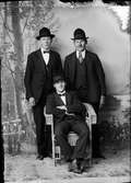 Ateljéporträtt - tre män i hatt, Östhammar, Uppland 1922