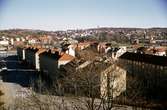 Vy från Fässbergs kyrka i Mölndal, troligen under första hälften av 1970-talet. Närmast ses bebyggelse vid Tempelgatan, Bergmansgatan och Frölundagatan i stadsdelen Mölndalsbro. I fonden ses bebyggelse i stadsdelarna, från vänster, Trädgården, Kvarnbyn och Forsåker.