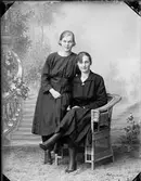 Två unga kvinnor, Östhammar, Uppland