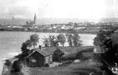 Lilla Höga Berghem (nu rivet) på Bymarken i Jönköping. Kortet taget år 1888, samma år som Sofiakyrkan, som syns i bakgrunden, blev klar.