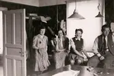 Paul Kristofferssons Skrädderi på Frölundagatan 20 i Mölndal, juli 1941. Skrädderiet startades år 1936. Från vänster ses Sonja Karlsson, Hilda Hallgren (f.d. Börjesson), Elna Kristoffersson och Paul Kristoffersson.