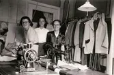 Paul Kristofferssons Skrädderi på Frölundagatan 20 i Mölndal, omkring 1945. Skrädderiet startades år 1936. Från vänster ses Sonja Karlsson, Rut Jansson och Stina Pettersson (dotter till Edvin Pettersson, Mölndals Glasmästeri).