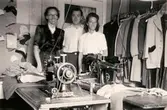 Paul Kristofferssons Skrädderi på Frölundagatan 20 i Mölndal, omkring 1945. Skrädderiet startades år 1936. Från vänster ses Stina Pettersson (dotter till Edvin Pettersson, Mölndals Glasmästeri), Paul Kristoffersson och Rut Jansson.