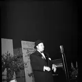 Hantverksutställningen 1947 i Kalmar. Manlig artist på stora scenen.