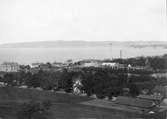 Västra delen av Jönköping år 1902 med Vättern i bakgrunden.