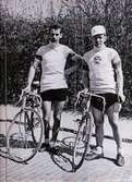 William Olsson, 1908 - 2001, och Lars Johansson, båda från Mölndals Cykelklubb, inför ett cykellopp under 1930-talet.
