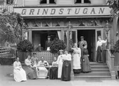Källarmästare L Engström med personal, Grindstugan, Kåbo, Uppsala 1899