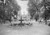 Fontän i Stadsträdgården utanför restaurang Flustret, Uppsala 1906