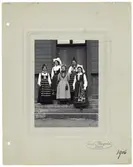 Festklädda elever vid Skara flickskola.