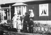 Sadelmakare Emil Lundin, hans fru Gerda och deras barn Paul, Gertrude, Elsa, Astrid och Birgit i Bredaryd.