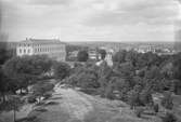 Uppsala universitetsbibliotek, Övre Slottsgatan och Universitetshuset från Slottsbacken, Uppsala, före 1914