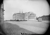 Universitetshuset i Uppsala i juli 1890, baksidan, mot Övre Slottsgatan. I förgrunden S:t Olofsgatan.