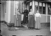 Fyra kvinnor utanför en byggnad, Östhammar, Uppland