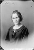 Ateljéporträtt - Inez Karlsson från Sundsäng, Älvsnäs, Börstil socken Uppland 1925