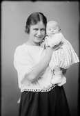 Kvinna med spädbarn i famnen, Östhammar, Uppland