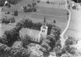 Flygfoto över Fröderyds kyrka år 1936, i Vetlanda kommun. Nr D.2281.