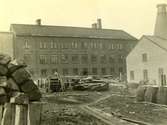 Målarsalshuset, byggt 1872. Sedan 1940-talet sammanbyggt med Hushållsporslinsfabriken (Arvidsson m fl, 1997:68).