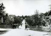 Skeviksgatan korsas här av Gamla vägen som fortsätter i Höjdhagen. Fotografen står på Höjdgatan