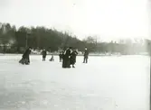 Skridskoåkning på Farstaviken.
Personer: okänd
