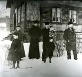 Från vänster står Gerhard Persson med sin syster Valborg, faster Ragnhild med sin man modellör Oscar Ohlsson med dottern Eira på armen. Till höger Gerhards far modellör Alfred Persson.
Personer: Från vänster Gerhard Persson, Valborg Persson, Ragnhild Ohlsson, Oscar Ohlsson, Eira Ohlsson, okänd, Alfred Persson