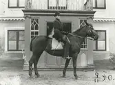 Ryttare framför Farsta slott.
Personer: Axel Odelberg?