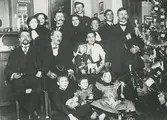 Gruppfoto julafton.
Personer: okända