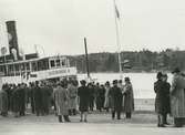 Fabriksrederiets ångbåt Gustavsberg III vid passagerarkajen.<br><br><br><br>