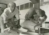 Tillverkning av gipsformar i gipsgjuteriet på Sanitetsporslinsfabriken.
Personer: Oskar Andersson t.v.