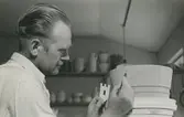 Interiör porslinsfabriken. Berndt Friberg i arbete.
Personer: Berndt Friberg