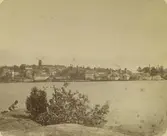 Vy mot Gustavsbergs hamn och fabriksområdet från Farstavikens strand.