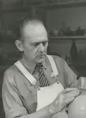 Porträttbild. Berndt Friberg, legendarisk keramiker. Kom från Höganäs till Gustavsbergs Fabriker och anställdes till en början som drejare åt Wilhelm Kåge. Blev sedemera en av fabrikens och G-Studions mest uppskattade keramiska formgivare av drejat konstnärligt stengods och känd för sina utsökta glasyrer.
Personer: Berndt Friberg