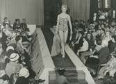 Modevisning för KF i Bergasalen. Under året såldes 390 klänningar, kanske tack vare de två modevisningar som arrangerades.