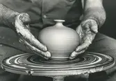 Detaljbild. Gustavsbergs Studio. Borttagande av stengodsvas från drejskivan.
Personer: Berndt Friberg