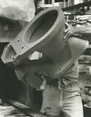 Interiör, Sanitetsporslinsfabriken. Gjuten wc-stol.
Personer: okänd