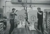 Interiör, Sanitetsgodsfabriken. Packning av wc-stolar.<br>
Personer: okända