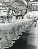 Interiör, Sanitetsporslinsfabriken. Gipsgjutning av wc-stolar.
Personer: okänd