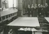 Interiör, Badkarsfabriken.  Kungligt besök på Gustavsbergs Fabriker.
Personer: Kung Gustav VI Adolf, Bertil Dahllöf, VD Bo Broms, Arthur Hald och  okända personer.