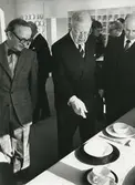 Kungligt besök på Gustavsbergs porslinsfabrik.
Personer: Kung Gustav VI Adolf, Stig Lindberg t.v. och VD Bo Broms t.h.