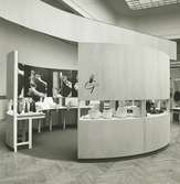 Interiör, Wien. Del av utställningen Kunstlerisches Schaffen und Serienproduktion 1960 på Österrikes konstindustrimuseum.<br>Produkter från Gustavsbergs Studio.