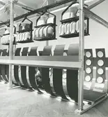 Interiör, Wien. Del av utställningen Kunstlerisches Schaffen und Serienproduktion 1960 på Österrikes konstindustrimuseum.<br>Sanitetsporslin och hushållsporslin från Gustavsbergs Fabriker.