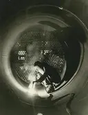 Interiör, Badkarsfabriken. Svetsning av högeffektpanna.
Personer: okänd